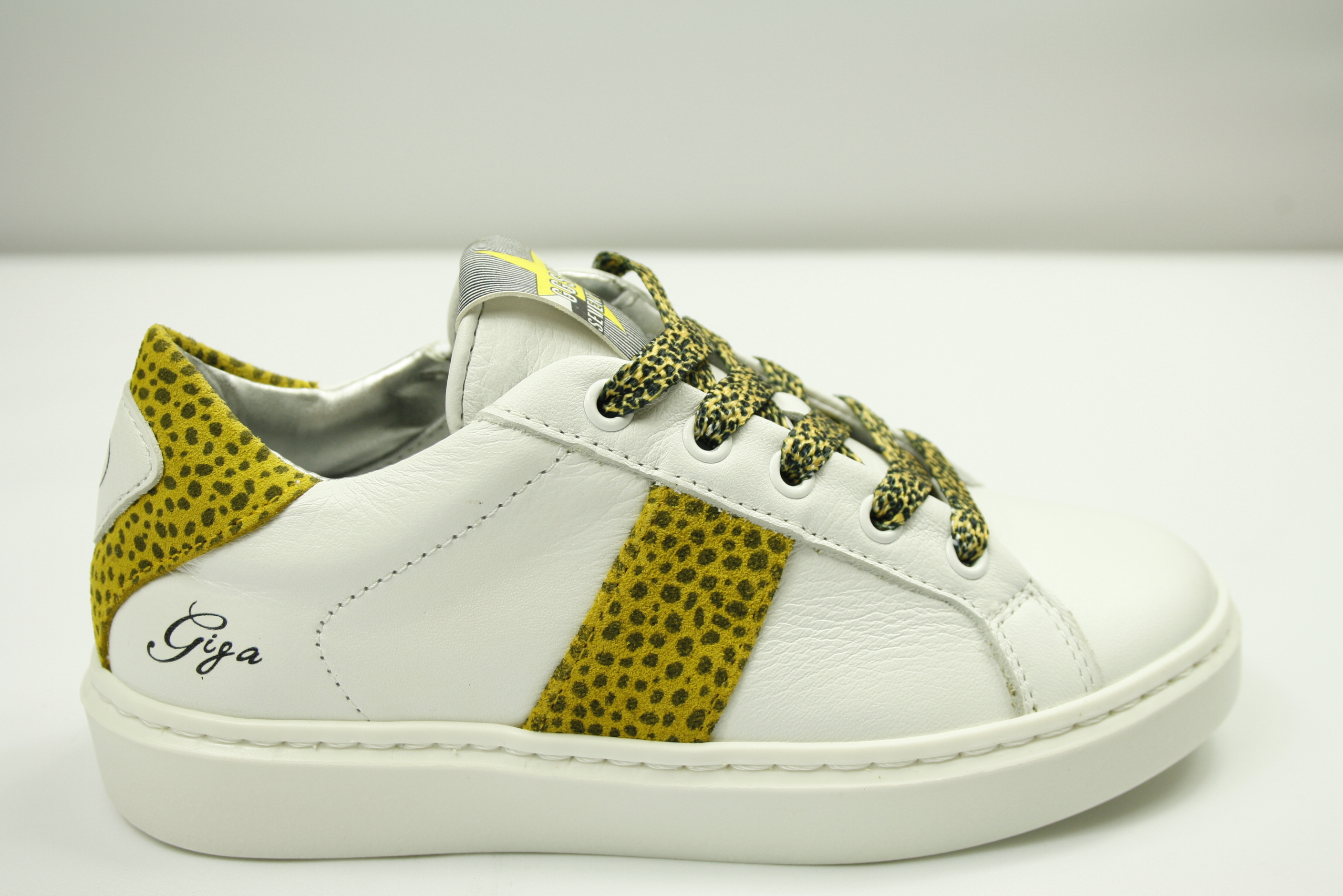 De Schoenen van mijn Zus | Giga smalle meisjes sneaker met rits wit / geel / panter print . Nieuwe collectie - De Schoenen van mijn Zus